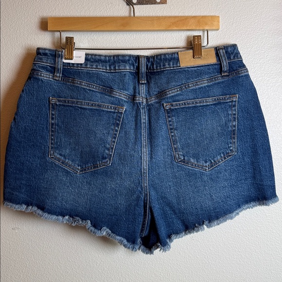 NWT PINK Victoria’s Secret High Rise Cutoff Denim Jean Shorts Size 16 Distressed - Picture 2 of 7